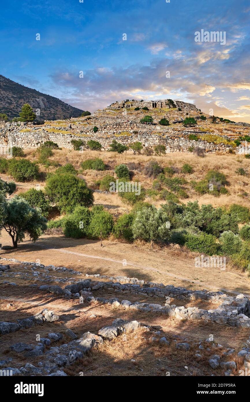 Vista della necropoli di Micene e delle rovine del palazzo, del sito archeologico di Micene, del Peloponneso, della Grecia Foto Stock