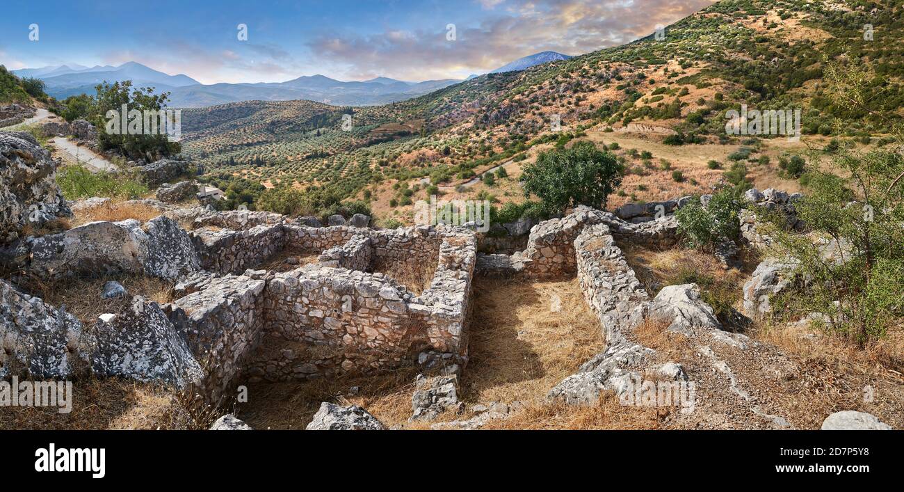 Vista della necropoli di Micene e delle rovine del palazzo, del sito archeologico di Micene, del Peloponneso, della Grecia Foto Stock