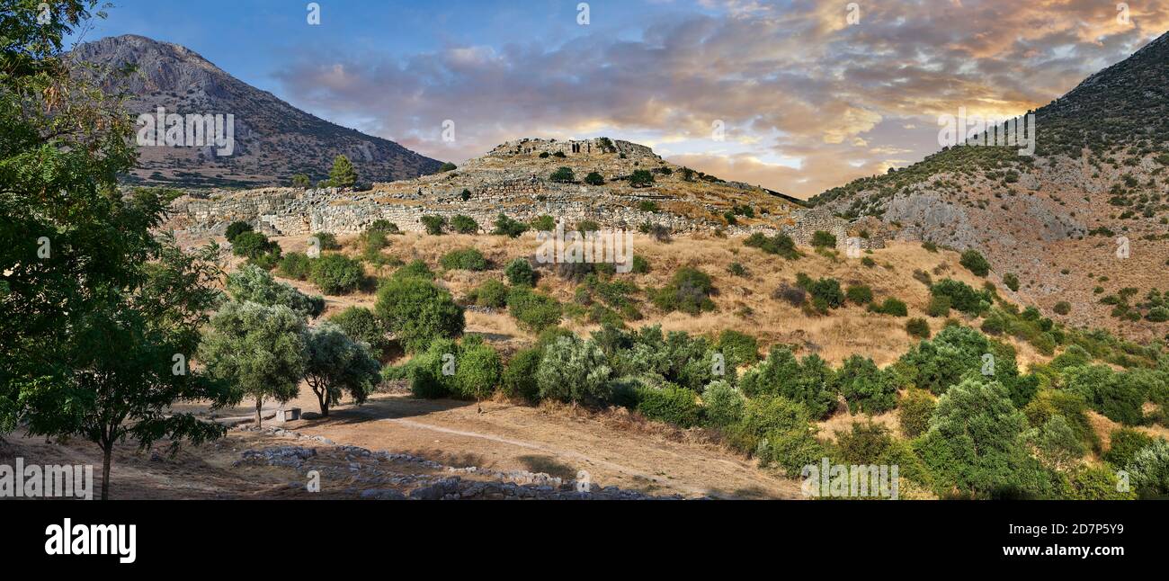 Vista della necropoli di Micene e delle rovine del palazzo, del sito archeologico di Micene, del Peloponneso, della Grecia Foto Stock