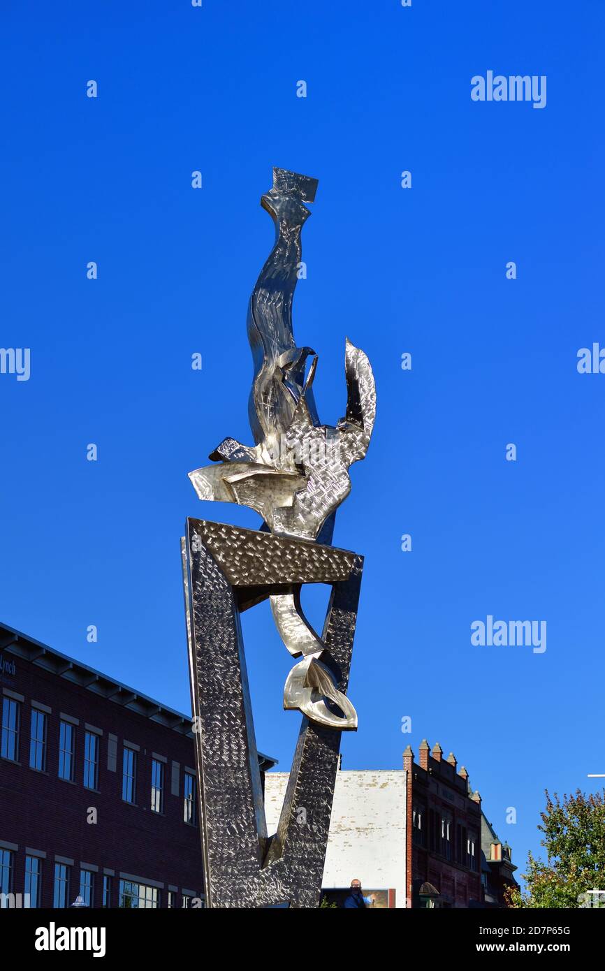 Muskegon, Michigan, Stati Uniti. La scultura "Muskegon, Together Rising" di Richard Hunt si trova in un cerchio al centro di un quartiere del centro di Muskegon. Foto Stock