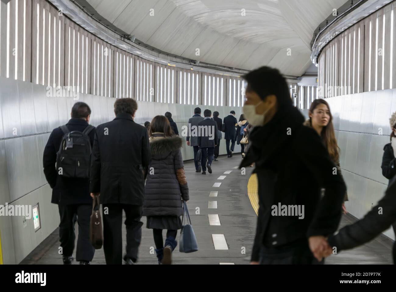 I pendolari camminano lungo il passaggio alla Toei Oedo Line Iidabashi Tokyo. Foto Stock