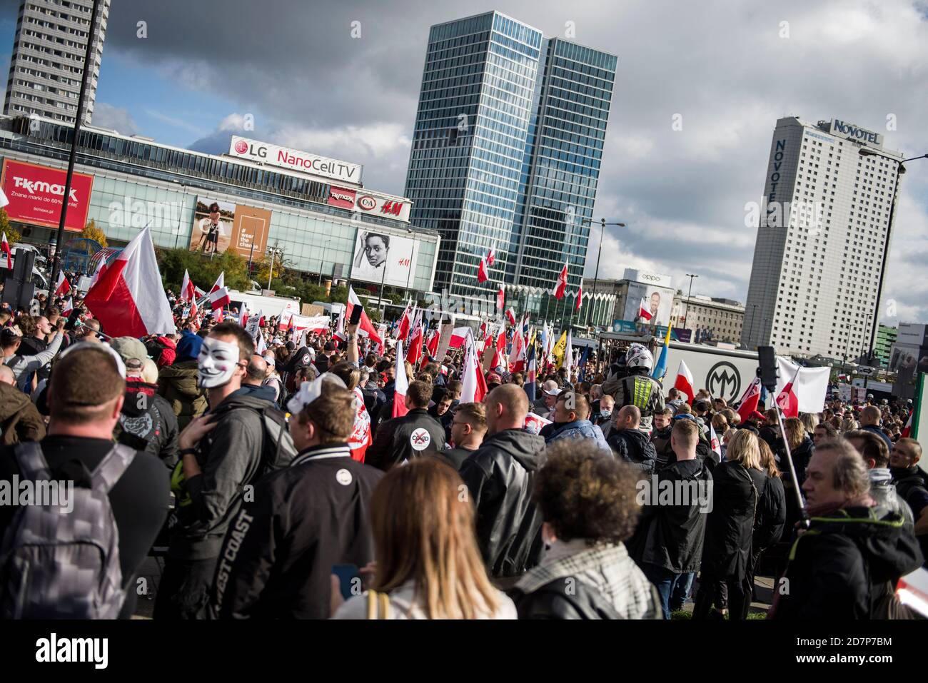 Durante la manifestazione i manifestanti hanno ondulato bandiere polacche. Oppositori delle restrizioni imposte dal governo in relazione alla diffusione del coronavirus protestato a Varsavia. I partecipanti alla dimostrazione non indossavano rivestimenti per il viso e non tenevano la distanza sociale. A causa di restrizioni inasprite dovute alla coesistenza 19 diffusa dal 24 ottobre, è illegale raccogliere e dimostrare. I manifestanti non volevano divergere e la dimostrazione si trasformò in rivolte, la polizia usò gas lacrimogeni e trattenne numerosi dimostranti. Foto Stock