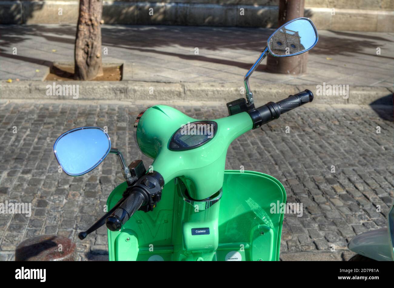 Closeup di una moto elettrica a noleggio. Foto Stock