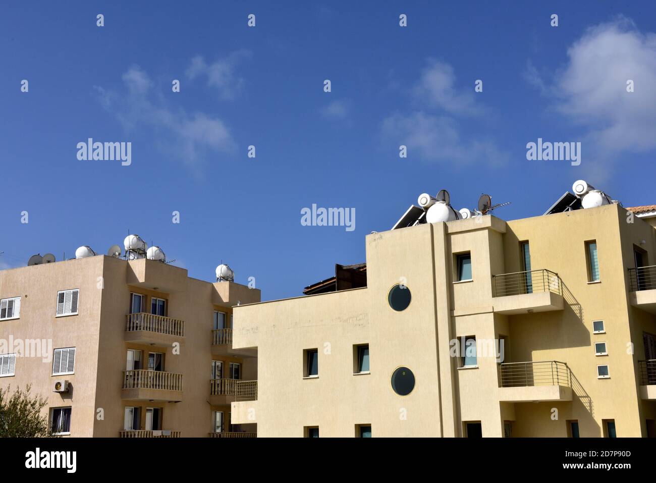 Appartamenti con riscaldamento solare termico deposito di acqua calda sul tetto, Cipro Foto Stock