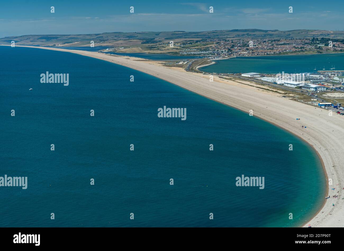 Chesil Beach, Weymouth, con la laguna della flotta alle spalle; guardando verso ovest da Portland, Dorset. Foto Stock