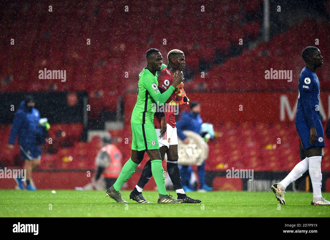 Il portiere del Chelsea Edouard Mendy saluta Paul Poggiba di Manchester United dopo il fischio finale durante la partita della Premier League a Old Trafford, Manchester. Foto Stock