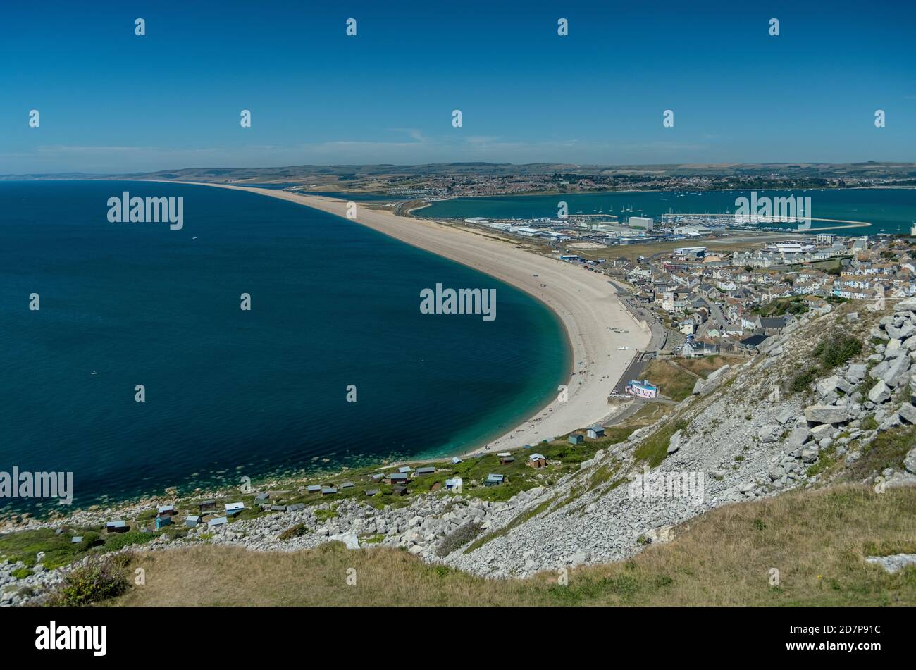Chesil Beach, Weymouth, con la laguna della flotta alle spalle; guardando verso ovest da Portland, Dorset. Foto Stock