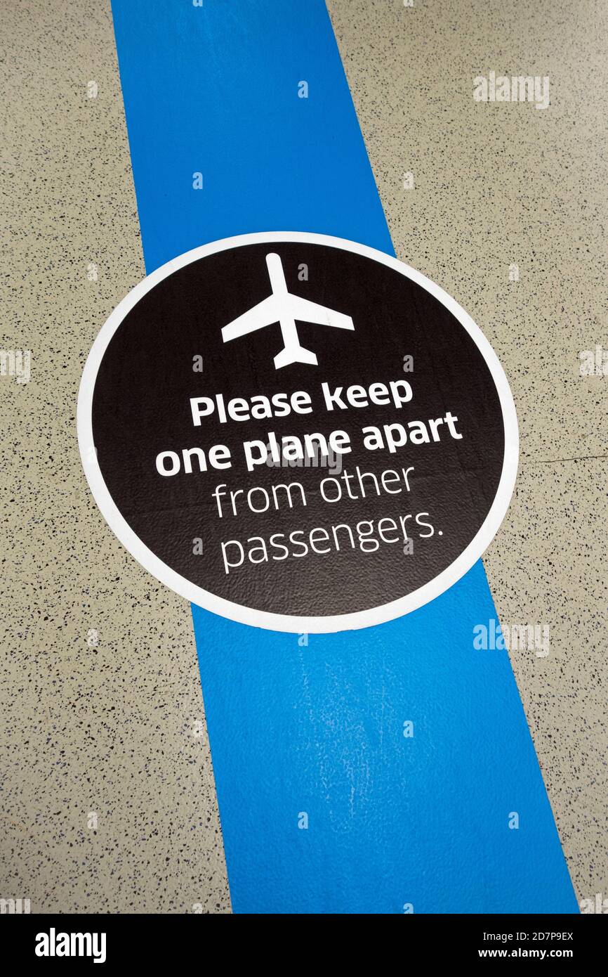Istruzioni "tenere un aereo a parte" al piano dell'aeroporto di Edimburgo, Scozia Foto Stock