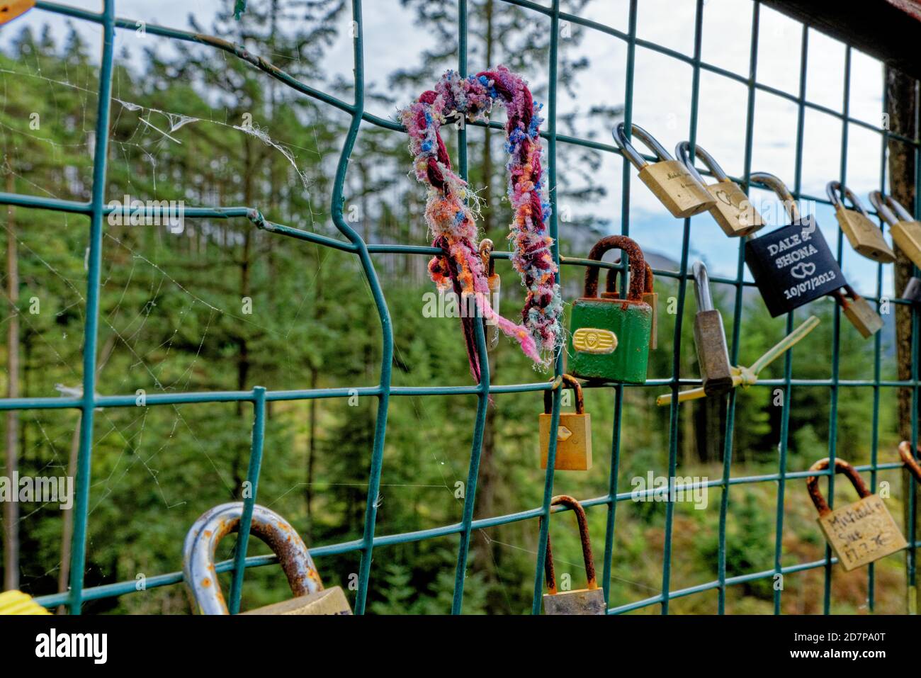 Lucchetti Love Lock su una piattaforma panoramica su una cascata nel Galloway Forest Park vicino a Newton Stewart, Scozia, Regno Unito Foto Stock
