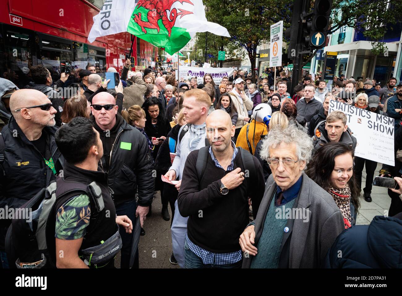 Piers Corbyn prendono parte durante la manifestazione.Unite per il movimento di libertà ha organizzato una protesta sotto la bandiera, abbiamo il potere, per mostrare alle forze che, non acconsentono in ciò che vedono come un blocco illegale. Foto Stock