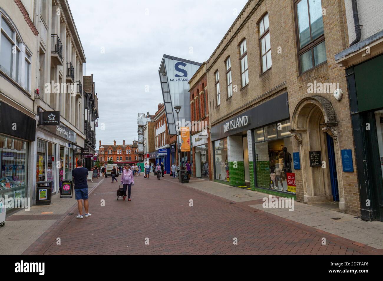 Vista generale lungo i negozi sono di Tavern Street a Ipswich, Suffolk, Regno Unito. Foto Stock