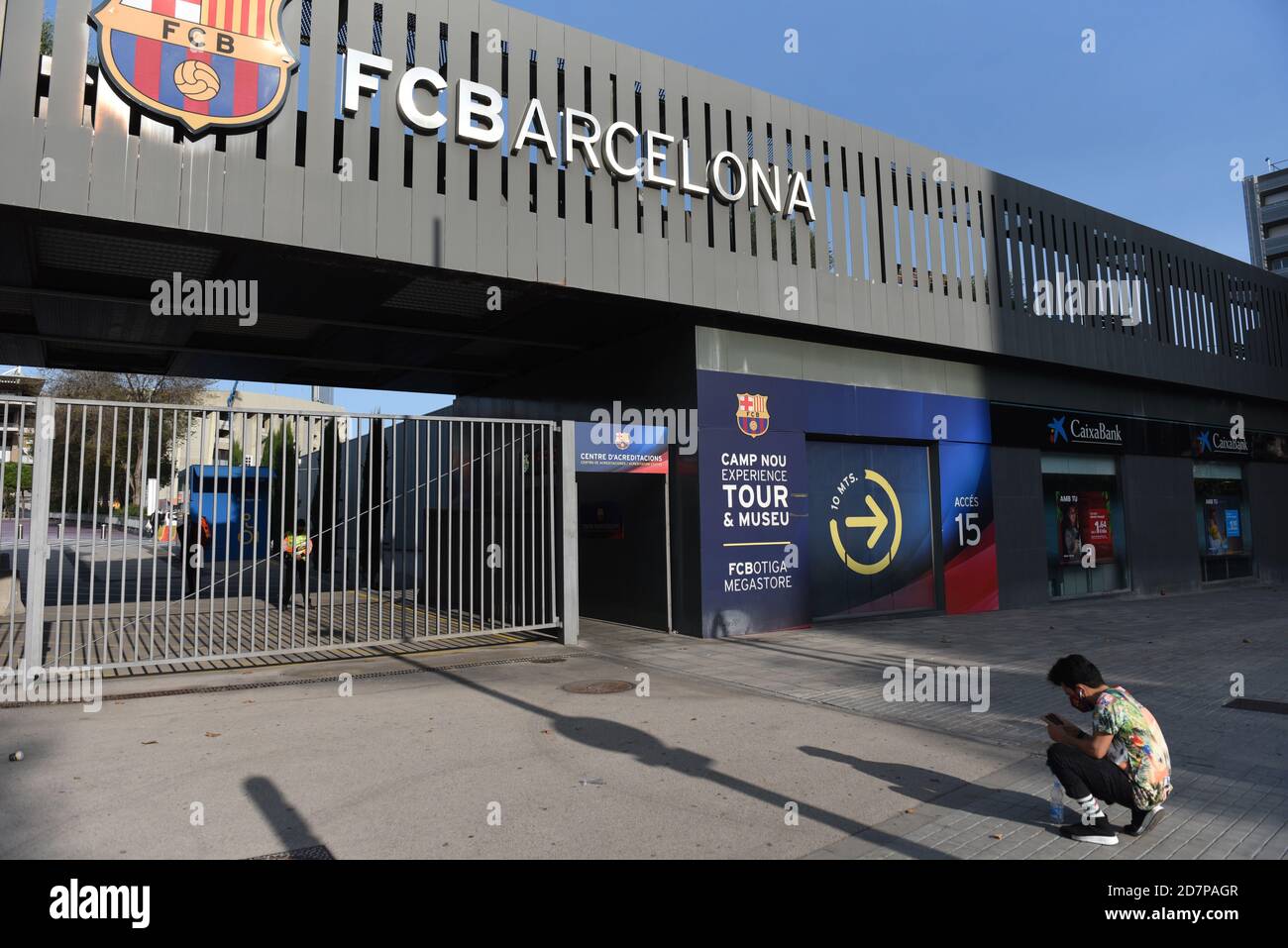 Un fan di Barça fuori dallo stadio Camp Nou durante la partita.Real Madrid e F.C. I tifosi di Barcellona si sono riuniti fuori dallo stadio di Barça per guardare la partita sui loro smartphone. È il primo di un genere nella storia ad essere tenuto senza spettatori nello stadio a causa della pandemia COVID-19. Foto Stock