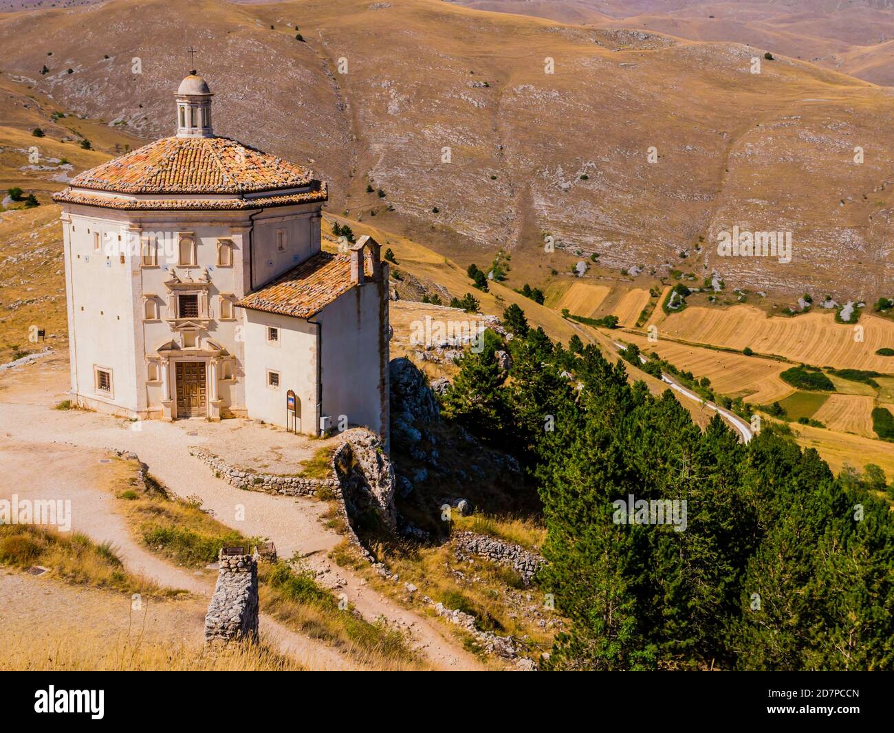 Chiesa di Santa Maria della Pietà, complesso religioso accanto alle rovine di Rocca Calascio, Parco Nazionale del Gran Sasso, Regione Abruzzo, Italia Foto Stock