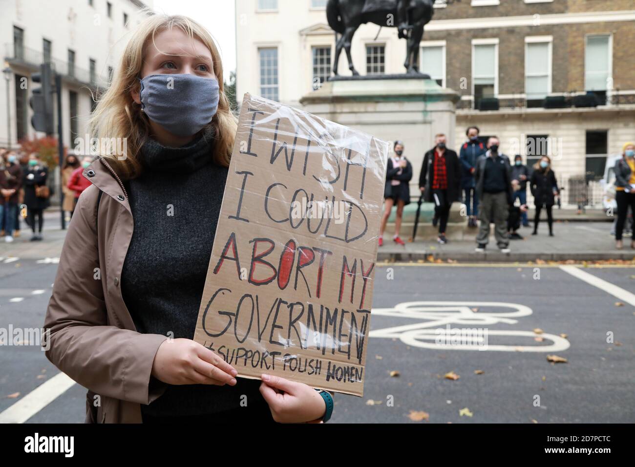 Ambasciata polacca, Centro di Londra, Regno Unito. 24 Ott 2020. I manifestanti anti anti anti anti anti aborto e Pro Choice si sono riuniti al di fuori dell'ambasciata polacca nel centro di Londra per mostrare solidarietà alle proteste in Polonia, mentre la rabbia aumenta sulla legge che vedrebbe quasi tutti gli aborti vietati. Credit: Natasha Quarmby/Alamy Live News Foto Stock