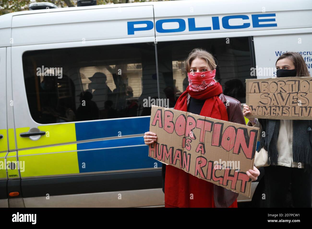 Ambasciata polacca, Centro di Londra, Regno Unito. 24 Ott 2020. I manifestanti anti anti anti anti anti aborto e Pro Choice si sono riuniti al di fuori dell'ambasciata polacca nel centro di Londra per mostrare solidarietà alle proteste in Polonia, mentre la rabbia aumenta sulla legge che vedrebbe quasi tutti gli aborti vietati. Credit: Natasha Quarmby/Alamy Live News Foto Stock