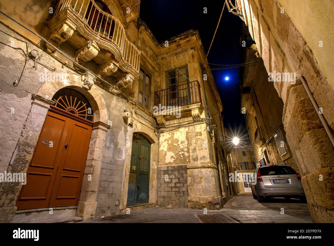 Via di notte, Siracusa, Sicilia, Italia Foto Stock
