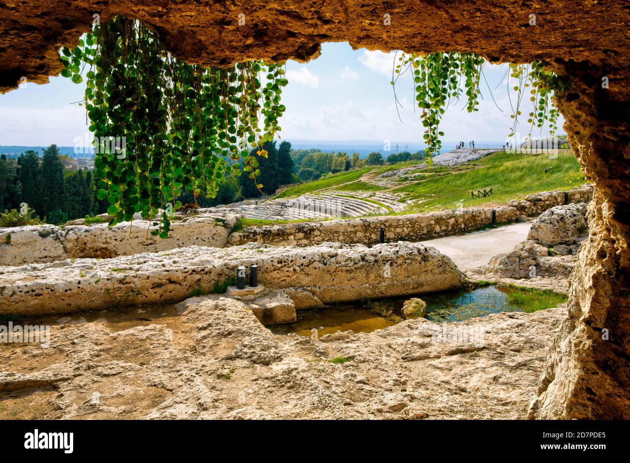 La terrazza Temenita dall'interno di una delle sue cavità (Ninfeo) nel Parco Archeologico di Neapolis, Siracusa, Sicilia, Italia. Foto Stock