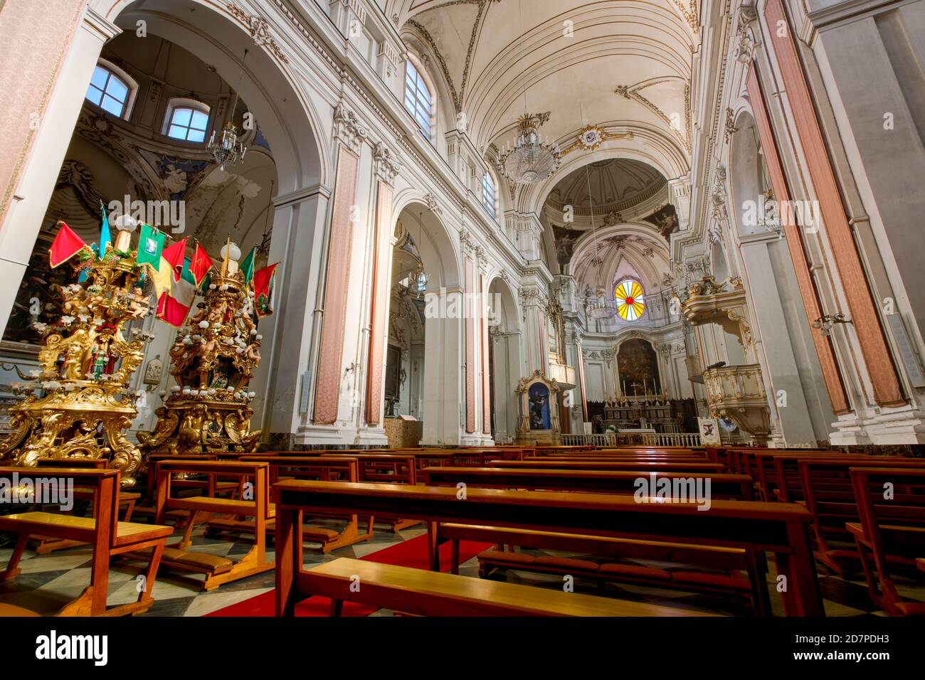 Chiesa di San Francesco d'Assisi. La più grande candelora dei Fornai e dei Panettieri è quella più pesante (a destra). Catania, Sicilia, Italia Foto Stock