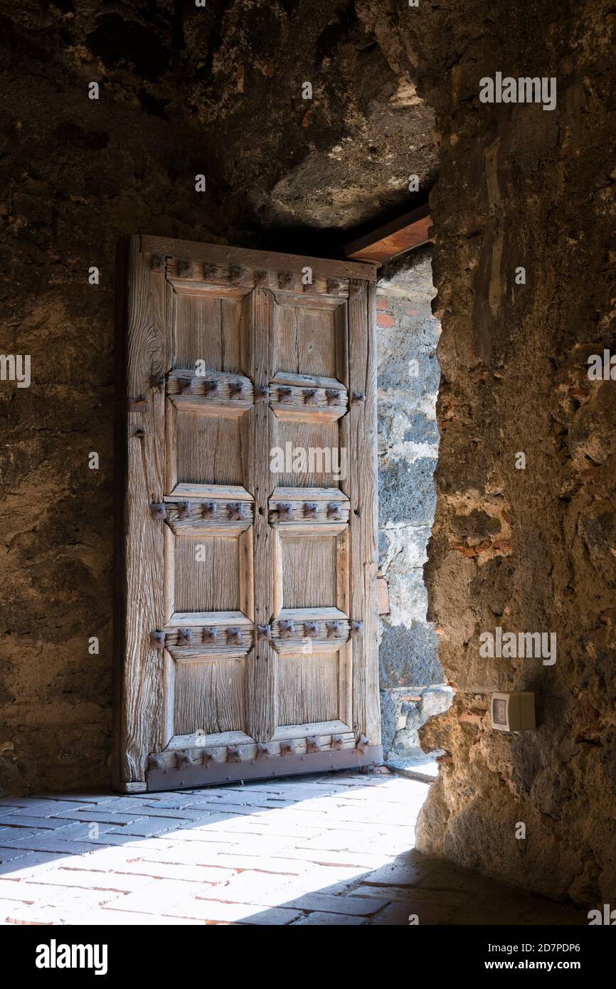Porta medievale a Sala - Jean Calogero, Castello Normanno, Aci Castello, Sicilia, Italia. Foto Stock