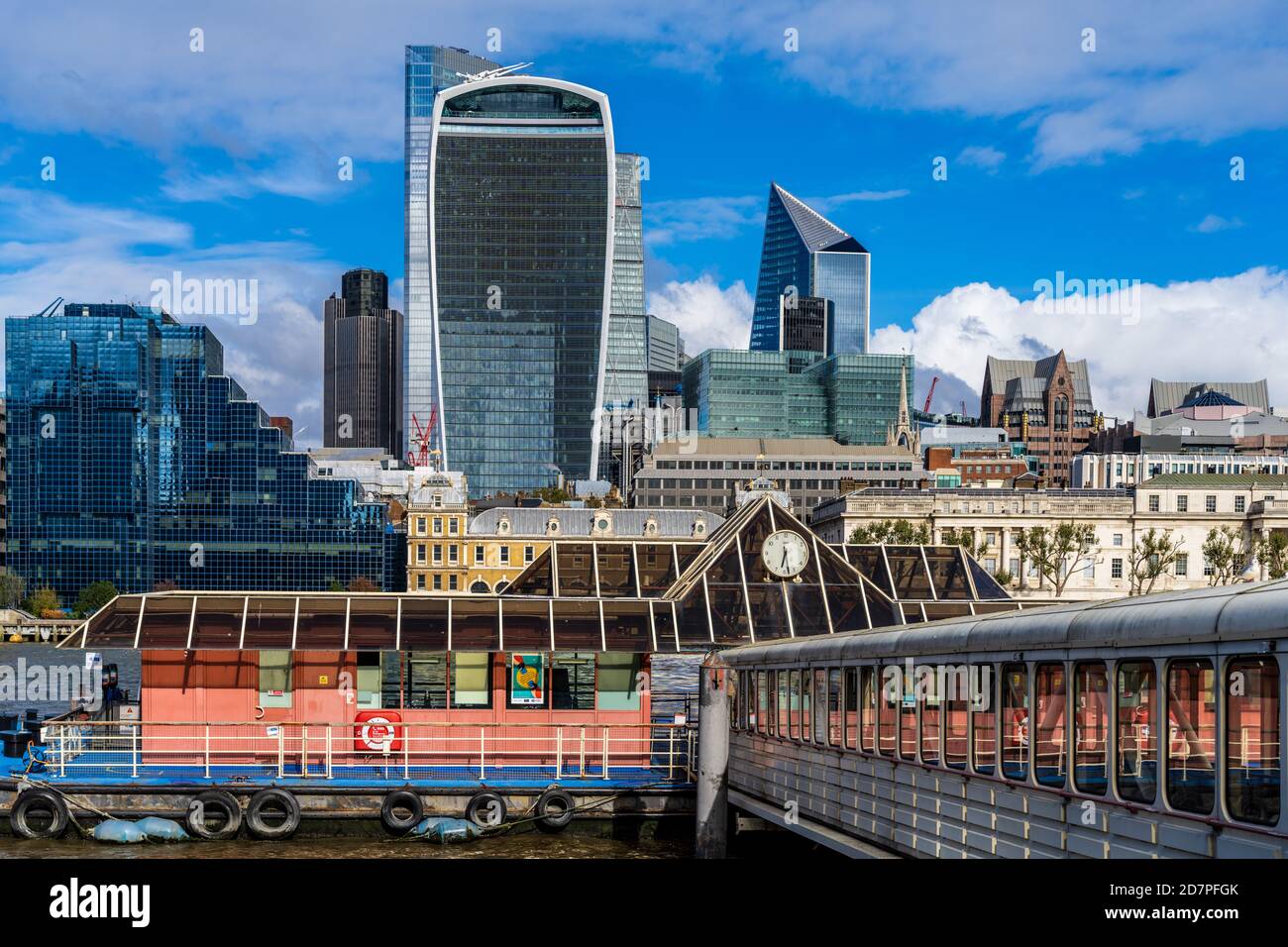 London Bridge City Pier che guarda di fronte al quartiere finanziario della City of London inc Walkie Talkie. I servizi di River Bus e Riverboat fermano al molo. Foto Stock