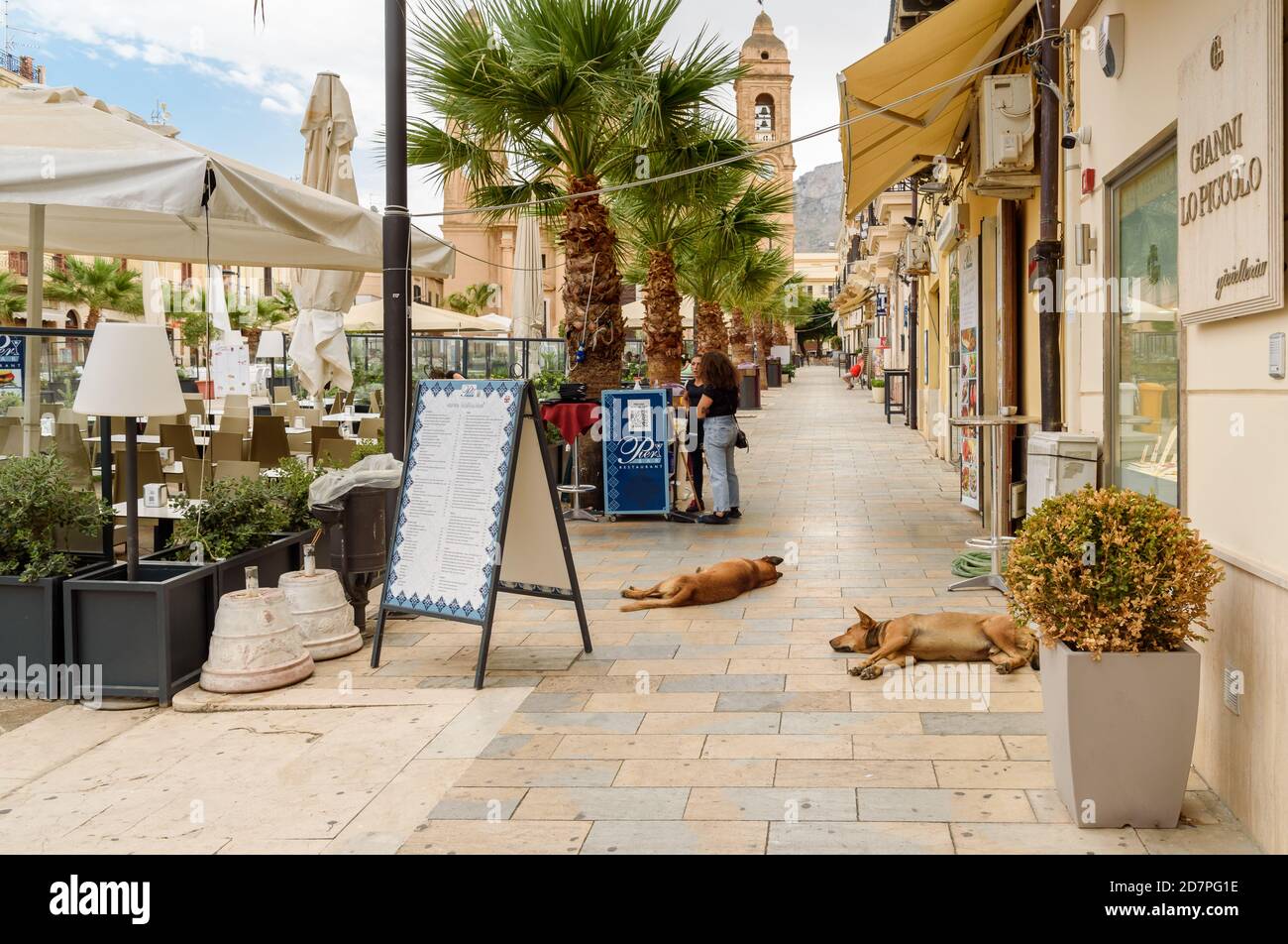 Terrasini, Sicilia, Italia - 24 settembre 2020: Vista su Piazza Duomo con bar e ristoranti all'aperto nel centro di Terrasini, provincia di Palermo, Foto Stock