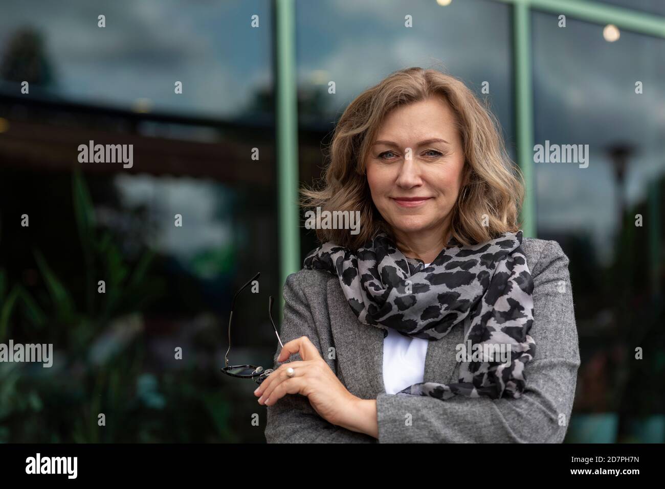 Ritratto di una bella donna di mezza età, una donna d'affari. Foto Stock