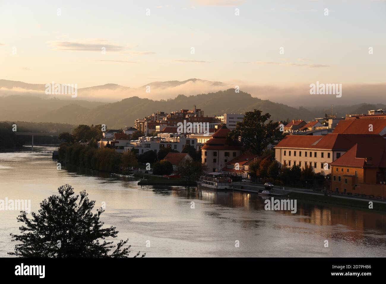 La città di Maribor presso il fiume Drava in Oriente Slovenia Foto Stock