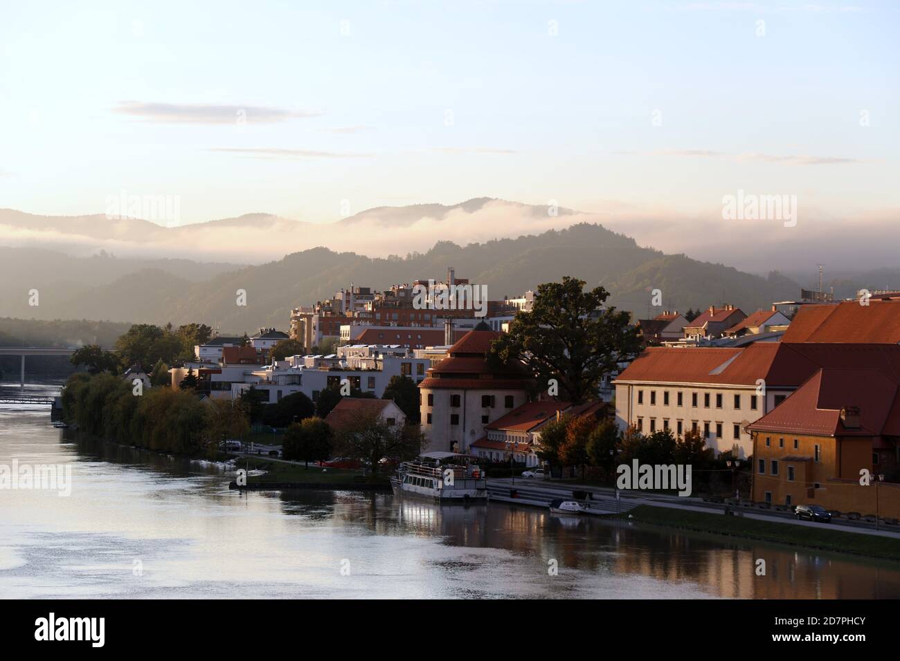 La città di Maribor presso il fiume Drava in Oriente Slovenia Foto Stock