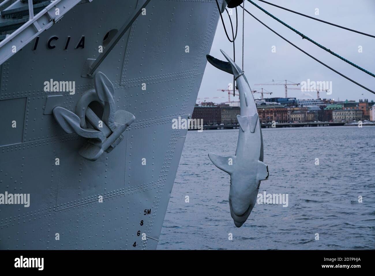 Stoccolma - 02/06/2017: Primo piano squalo falso in plastica appeso ad una barca sulla baia di Södermälarstrand Foto Stock