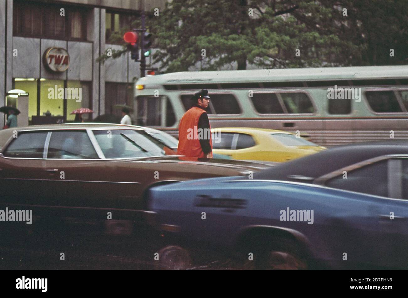 Il traffico in poliziotto è limitato dal traffico in direzione di casa all'intersezione di 16th e K Street NW a Washington D.C. ca. 1973 Foto Stock