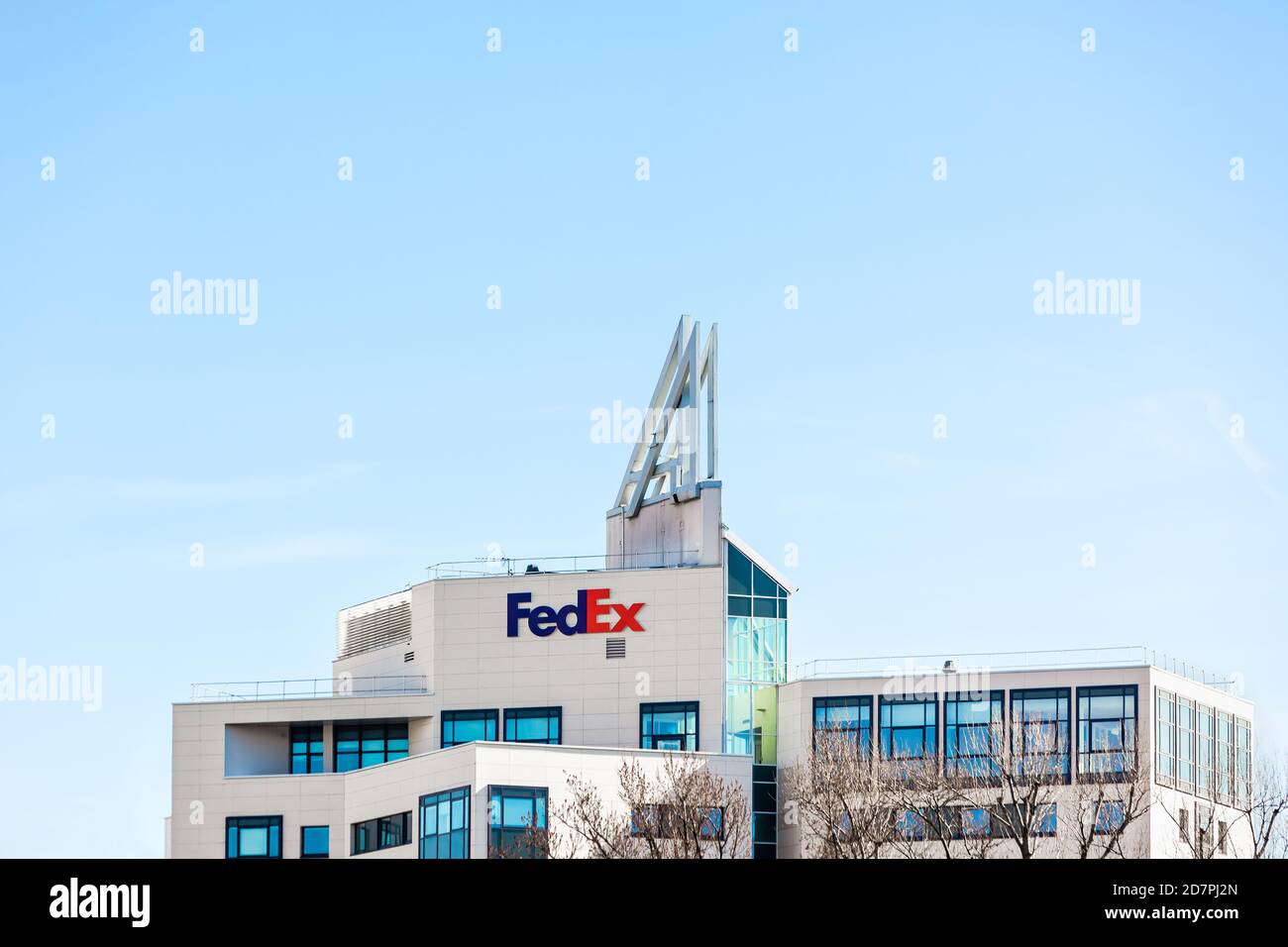 FedEx Corporation, multinazionale americana di servizi di consegna, logo del marchio sul suo edificio di uffici situato a Lione, Francia - 23 febbraio 2020 Foto Stock