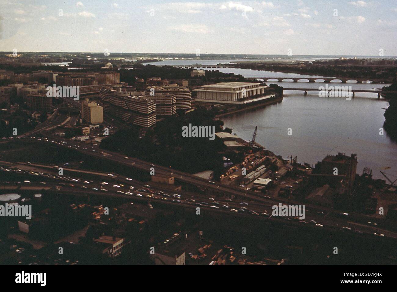 Fiume Potomac che guarda a sud. Whitehurst Freeway in primo piano ca. 1973 Foto Stock