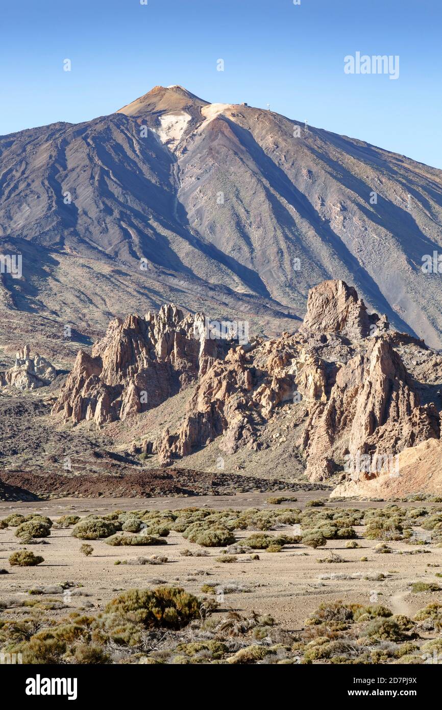 Monte Teide e Los Roques de Garcia. Paesaggio vulcanico nel Parco Nazionale del Teide, Tenerife, Isole Canarie Foto Stock