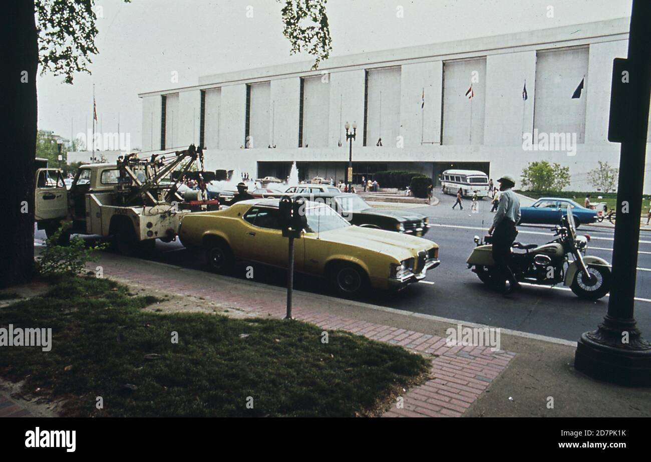 'Il poliziotto di ciclomotori dirige la rimozione dell'automobile in ''tow away'' zona Washington D.C.) ca. 1973' Foto Stock