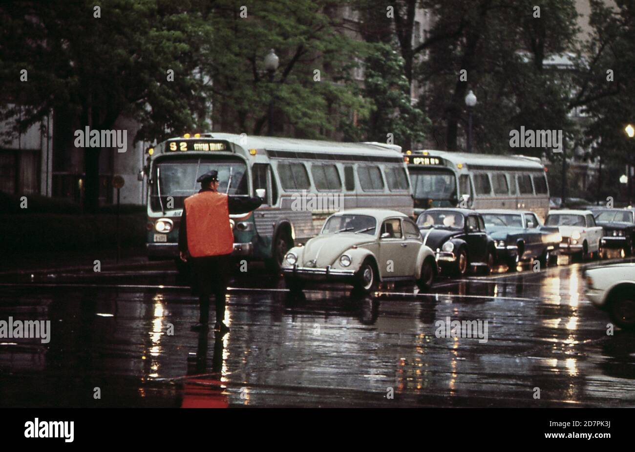 L'ufficiale di traffico dirige il traffico su una serata di primavera piovosa (Washington D.C.) ca. 1973 Foto Stock