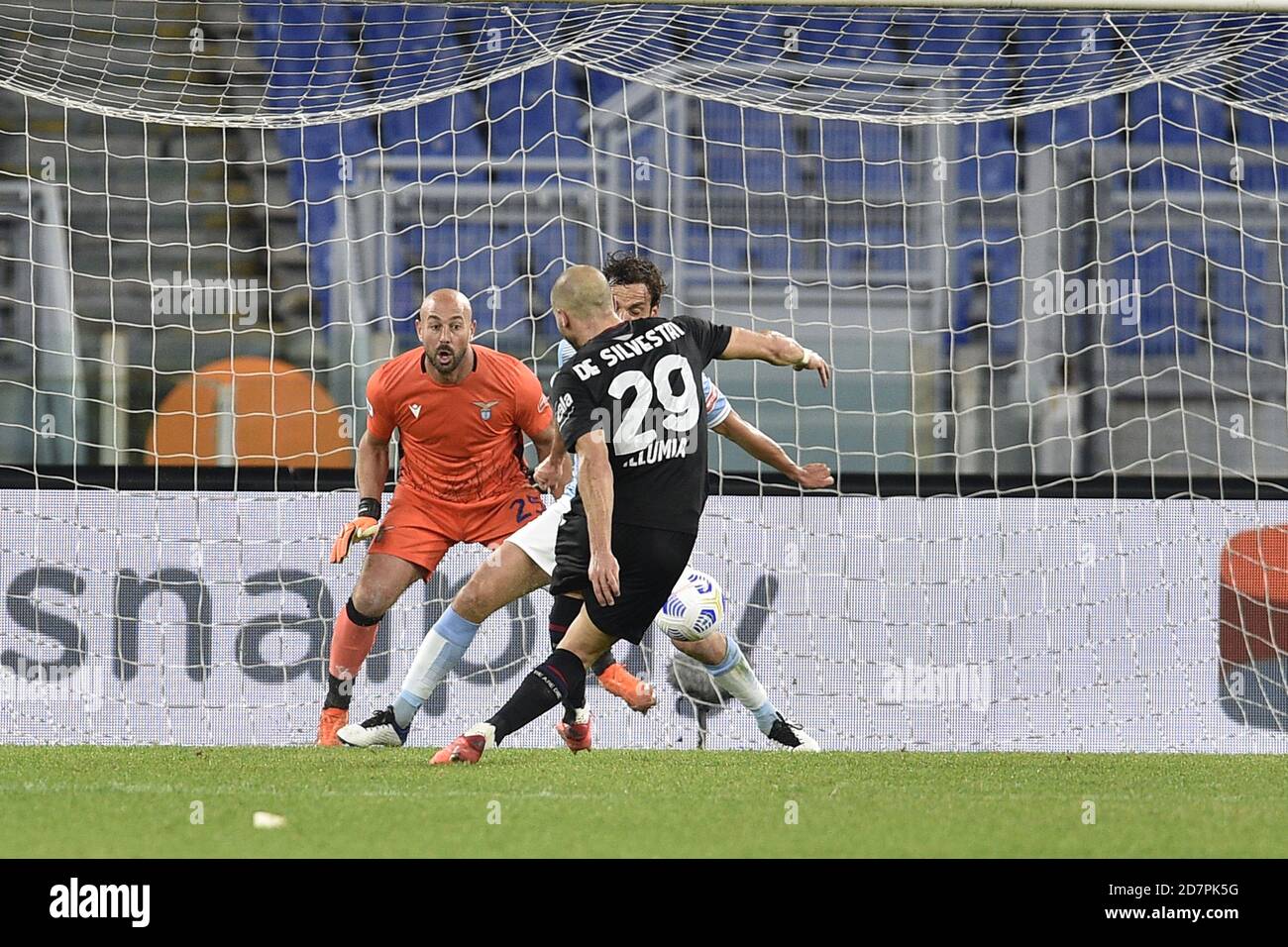 ROMA, ITALIA - 24 ottobre : Lorenzo De Silvestri (29) del Bologna FC segna un gol durante la partita di calcio tra SS Lazio e Bologna FC allo Stadio Olimpico il 24,2020 ottobre a Roma Italy Credit: LM/Claudio Pasquazi/Alamy Live News Foto Stock