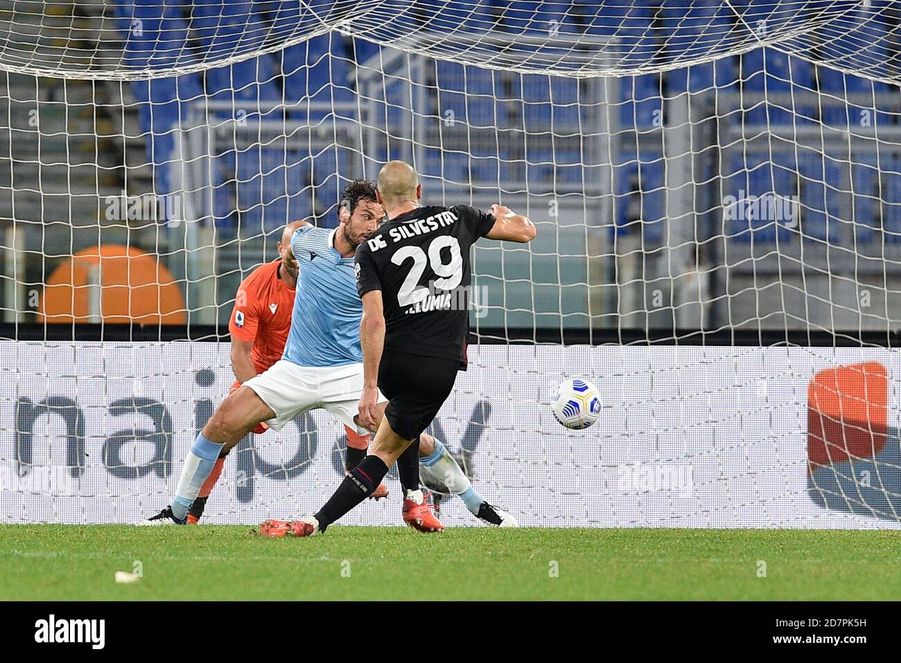 ROMA, ITALIA - 24 ottobre : Lorenzo De Silvestri (29) del Bologna FC segna un gol durante la partita di calcio tra SS Lazio e Bologna FC allo Stadio Olimpico il 24,2020 ottobre a Roma Italy Credit: LM/Claudio Pasquazi/Alamy Live News Foto Stock