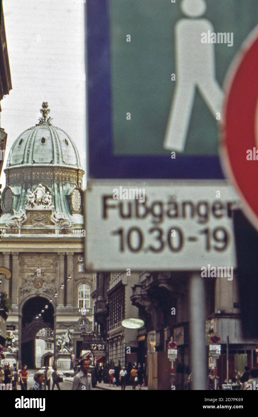 Via Kohlmarkt; famosa per i suoi negozi e caffè argentei; termina a michaels per; la porta principale per il palazzo imperiale degli asburgo. La strada è una zona pedonale per la maggior parte del giorno (Vienna) ca. 1973 Foto Stock