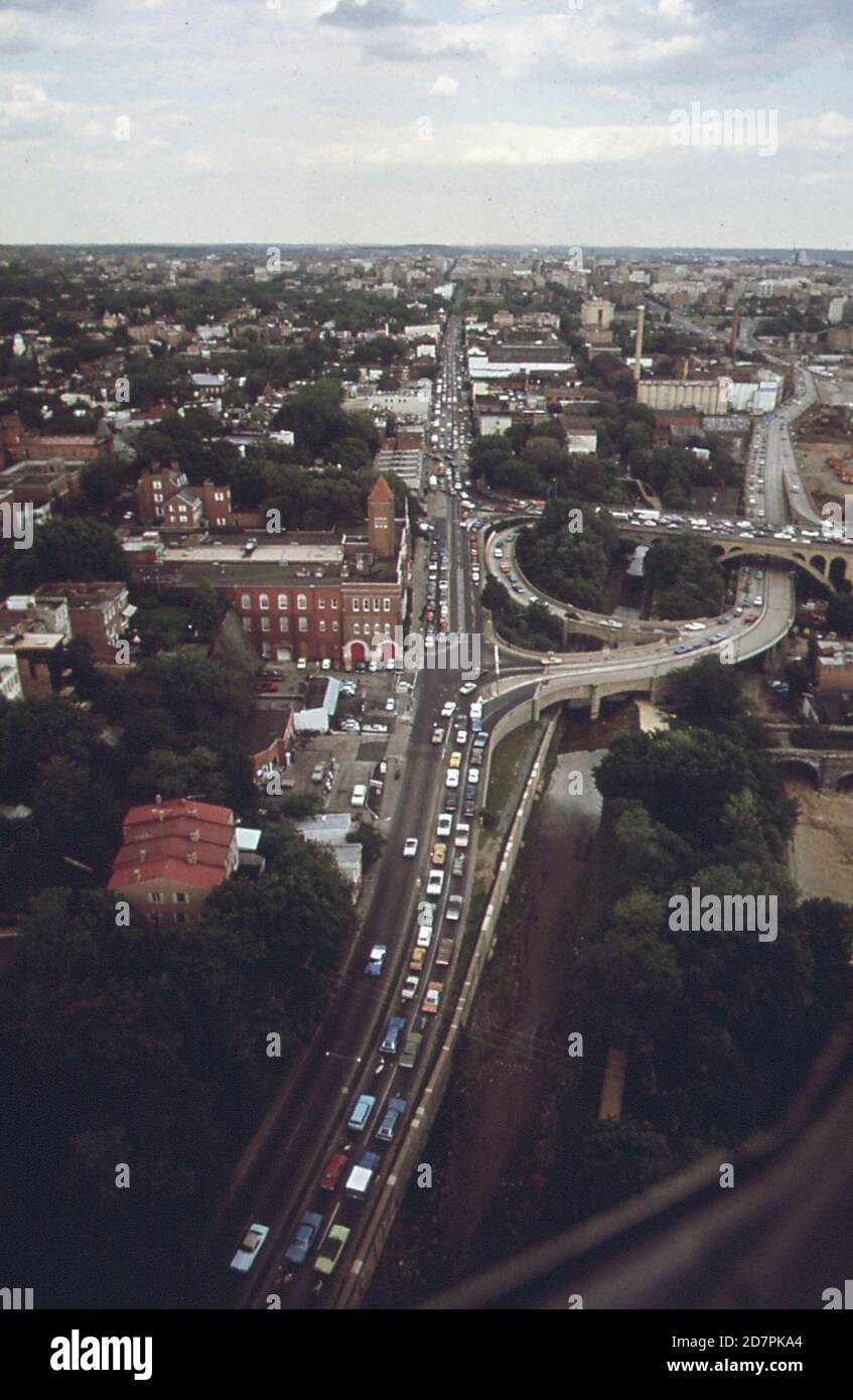 M Street a Georgetown. Whitehurst Freeway sulla destra guardando est ca. 1973 Foto Stock