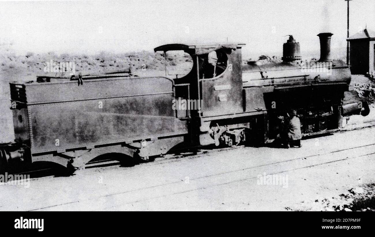 Storia del Sud Africa: Compagnia di rame del Capo 0-6-2 locomotiva della Classe di Scozia che viene oliata dal suo driver a Vrieskloof ca. 1910 Foto Stock Storia del Sud Africa: Compagnia di rame del Capo 0-6-2 locomotiva della Classe di Scozia che viene oliata dal suo driver a Vrieskloof ca. 1910 Foto Stock