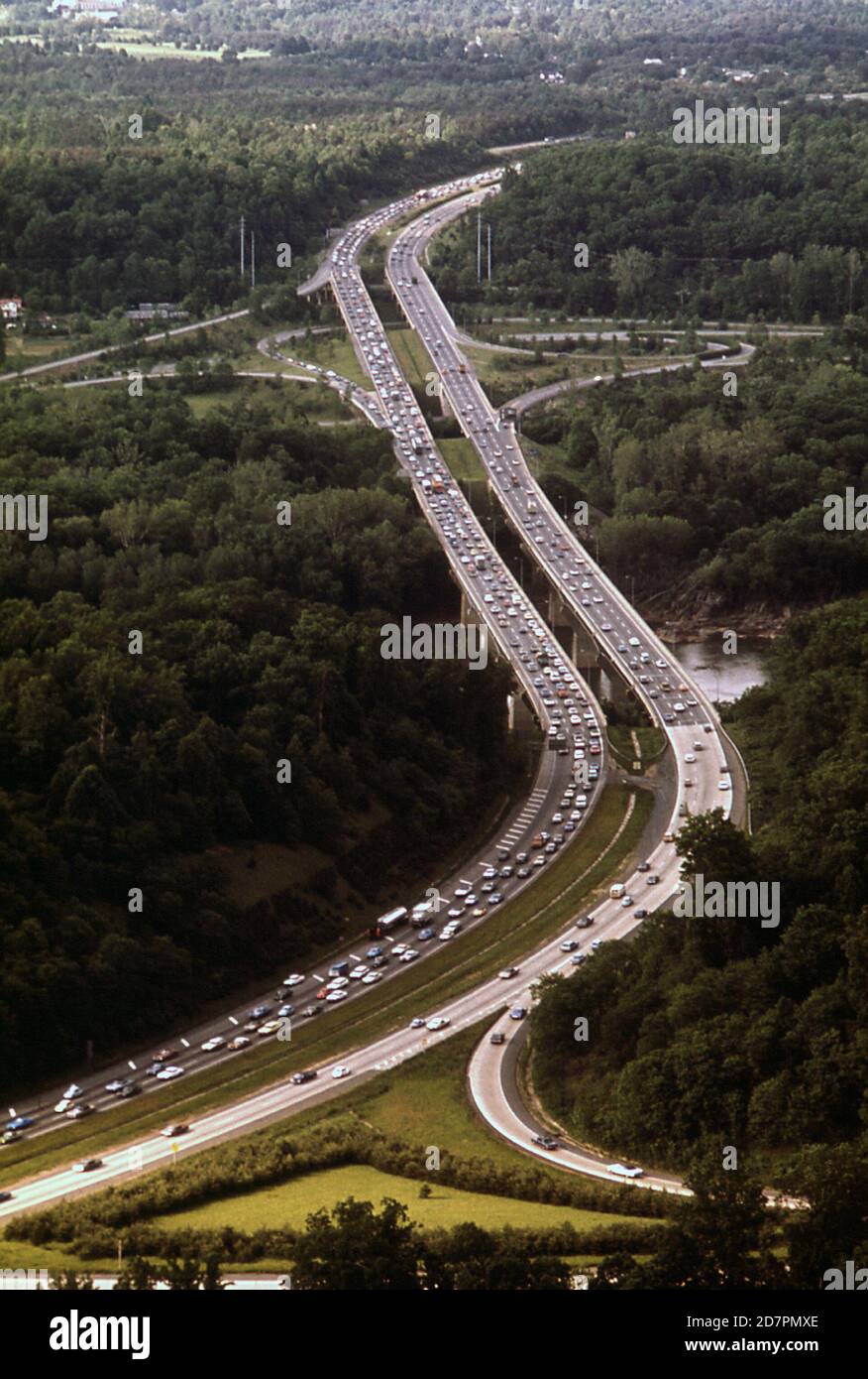 Guardando a sud da Beltway Bridge sul fiume Potomac la Capital Beltway; girando per i sobborghi di Virginia-Maryland, si accede ad alta velocità ai punti del distretto ca. 1973 Foto Stock