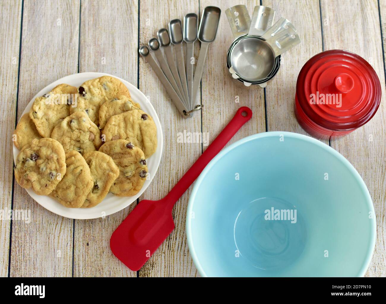 Biscotti caldi fatti in casa appena fatti con scaglie di cioccolato pronti a mangiare dal forno Foto Stock