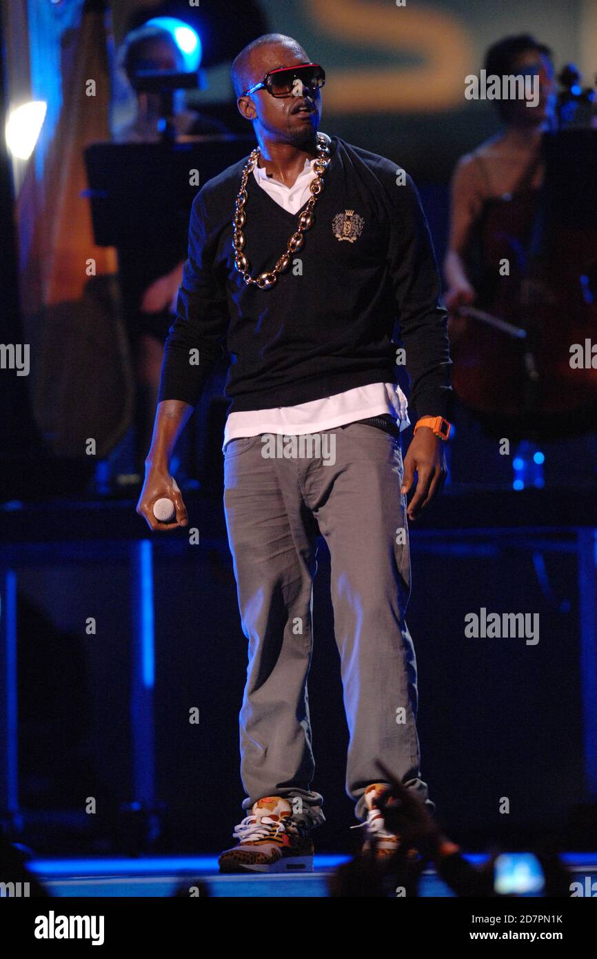 MIAMI GARDENS, FL - 01 GIUGNO: Kanye West si esibisce durante il Concerto Pepsi Smash Super Bowl al Dolphin Stadium il 1 febbraio 2007 a Miami Gardens, Florida. Credito: Mpi04/MediaPunch Foto Stock