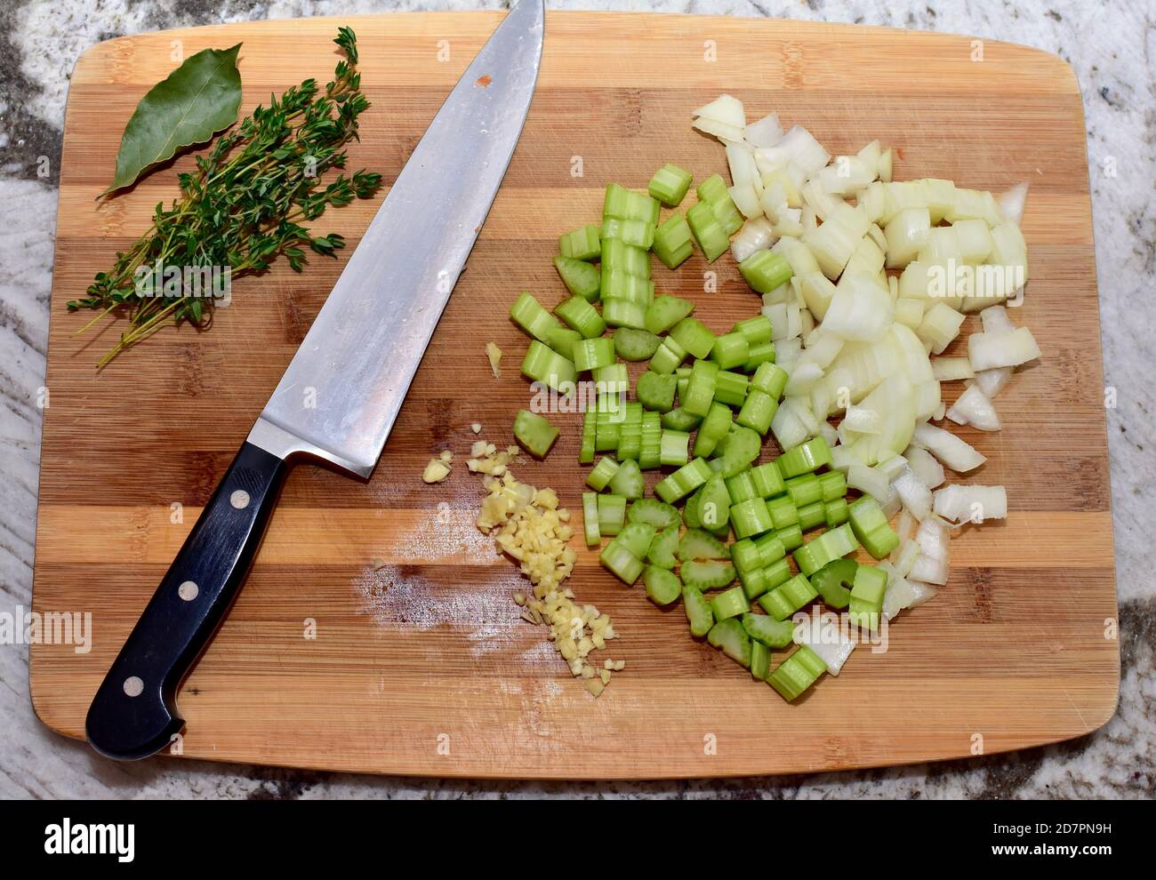 Verdure biologiche sane tagliate a cubetti e tagliate pronte per preparare le zuppe e stufati per cene in famiglia Foto Stock