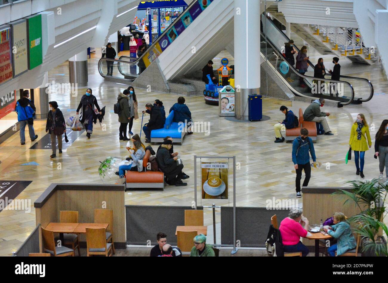 La gente che acquista nel centro commerciale Galleries Bristol durante la pandemia. Foto Stock