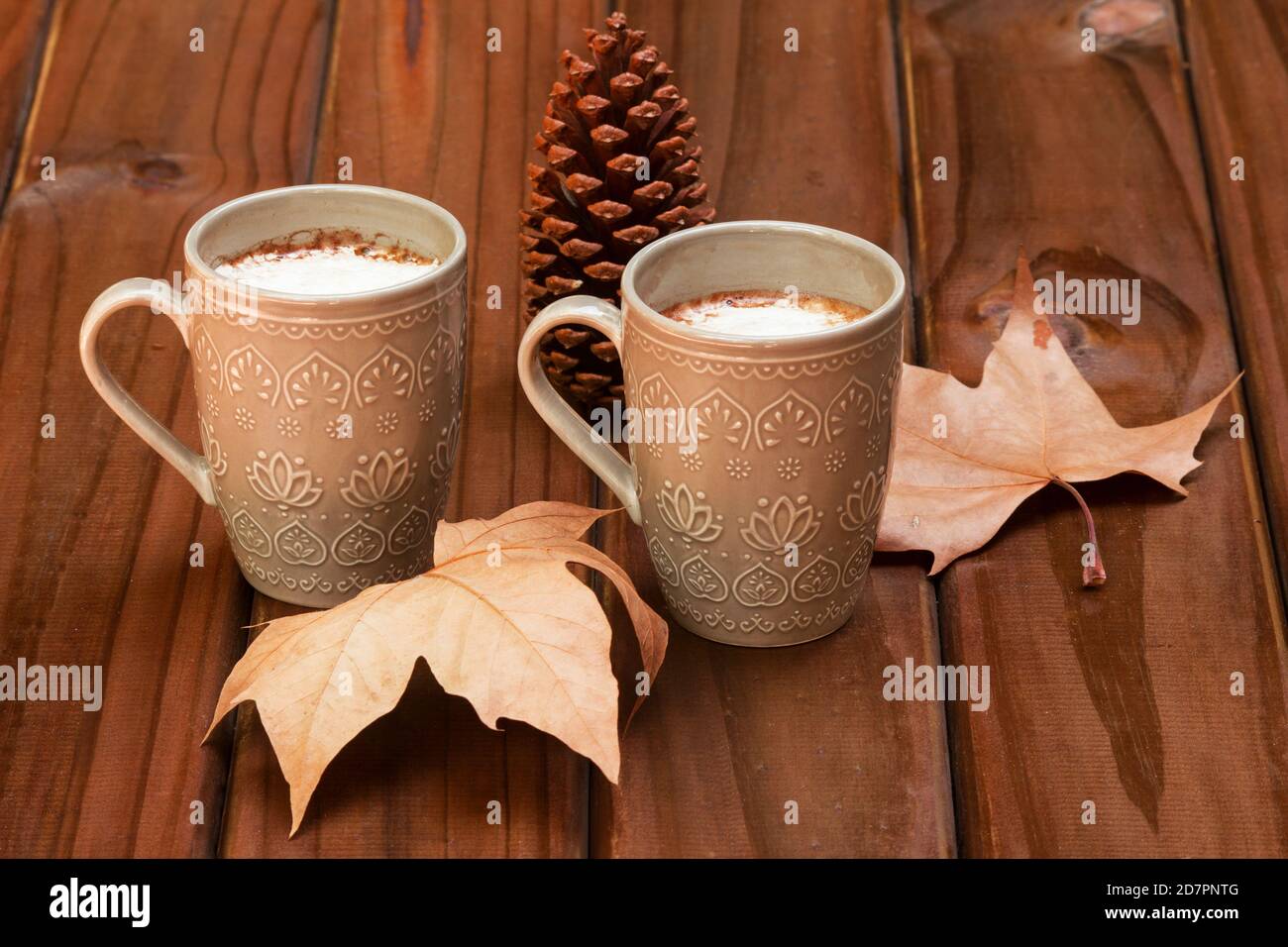 Caffè, cono di pino e foglie d'autunno Foto Stock