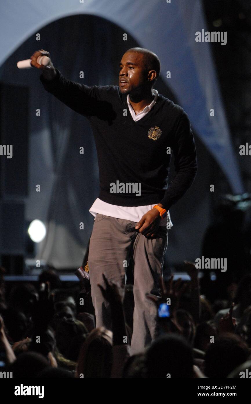 MIAMI GARDENS, FL - 01 GIUGNO: Kanye West si esibisce durante il Concerto Pepsi Smash Super Bowl al Dolphin Stadium il 1 febbraio 2007 a Miami Gardens, Florida. Credito: Mpi04/MediaPunch Foto Stock