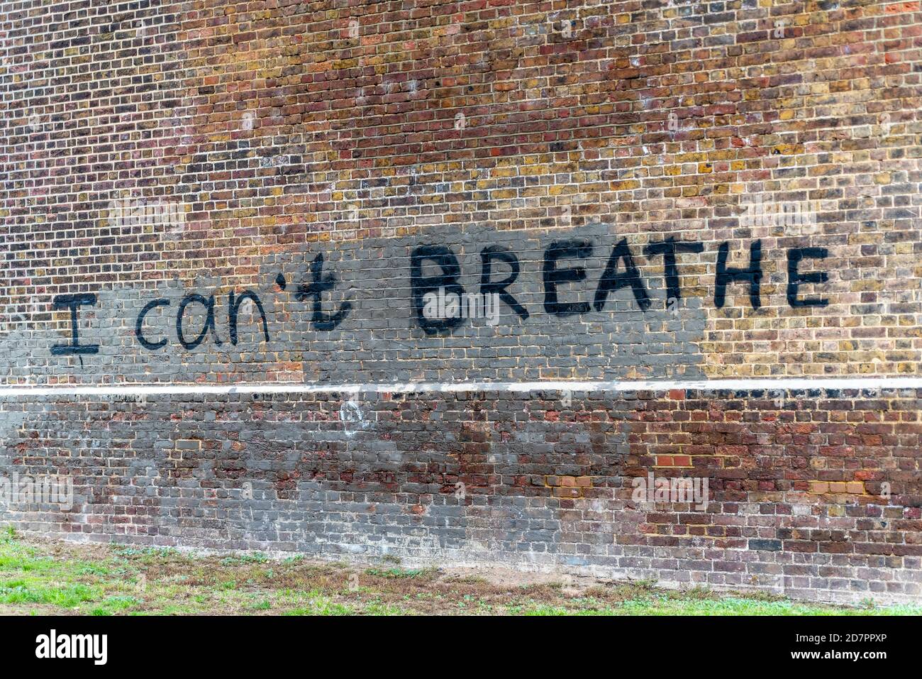 Non posso respirare. BLM graffiti su viadotto di mattoni in Central Park, Chelmsford, Essex, UK, durante la pandemia di Coronavirus COVID 19. Riferimento George Floyd Foto Stock