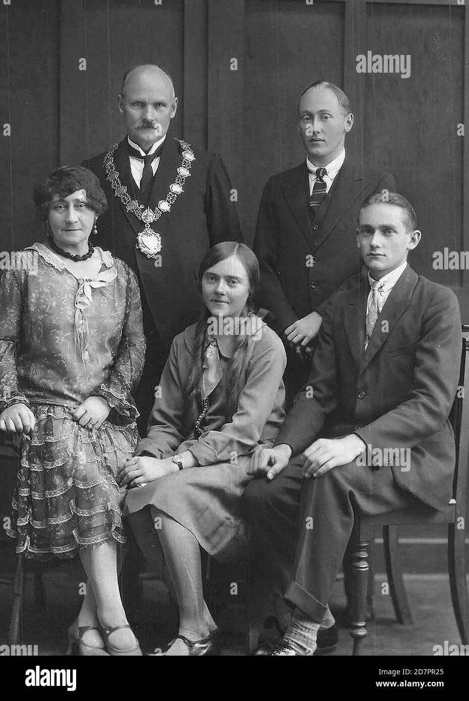 Storia del Sud Africa: La famiglia Norton (George Norton) di Krugersdorp; Sudafrica con Gladys (centro) dal quale prende il nome la Grotta di Gladysvale. Da sinistra a destra Sig.ra George Norton; George Norton (Sindaco di Krugersdorp che possedeva i diritti di estrazione di Gladysvale; Hubert Norton (in piedi a destra; indietro; e un altro fratello senza nome (seduto). CA. Primi anni 1920 Foto Stock