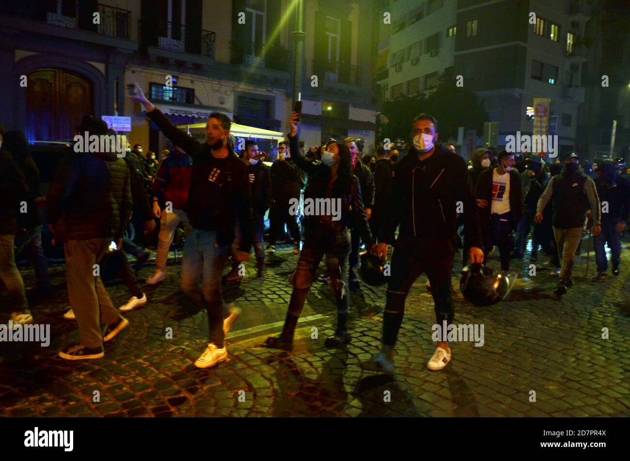 Napoli, Italia. 23 Ott 2020. Rivolta a Napoli, Italia, tra imprenditori del settore della ristorazione e la polizia il 23 ottobre 2020. I tumulti iniziati dopo il governatore della Regione Campania, Vincenzo De Luca ha ordinato la chiusura parziale delle attività dei ristoranti dalla sera alle 23.00 fino alle 5 ore del mattino per contrastare l'aumento del virus Covid-19. (Foto di Pasquale Gargano/Pacific Press/Sipa USA) Credit: Sipa USA/Alamy Live News Foto Stock